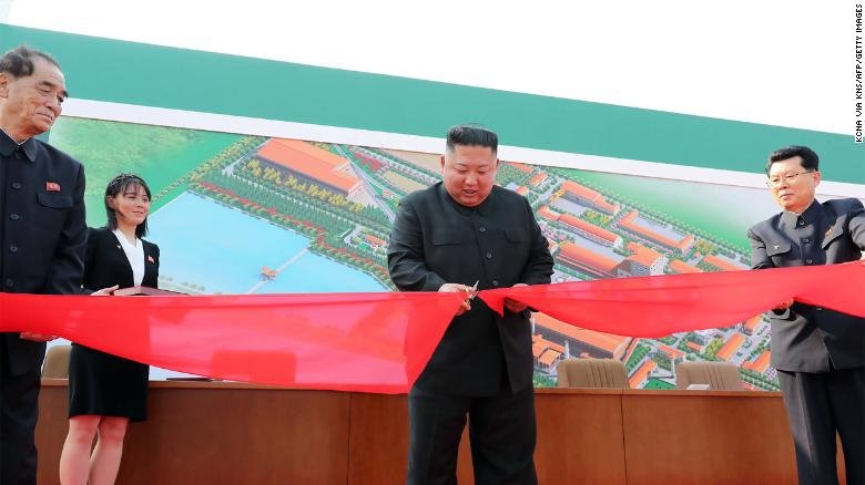 Kim Jong Un a apărut în public, după trei săptămâni de absenţă
