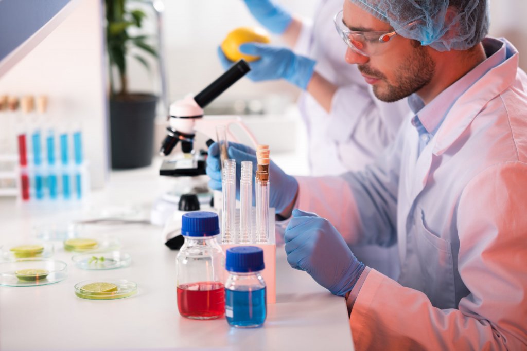 Personalul medical în pericol de infectare cu coronavirus va primi 2.500 de lei