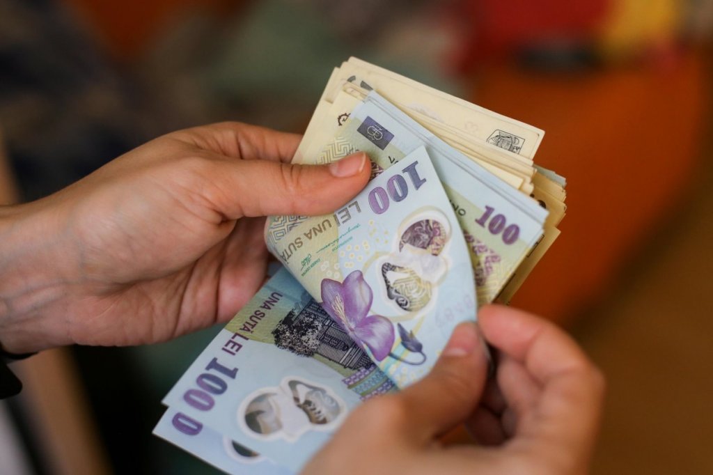 Statul cheltuieşte mai mult decât încasează. Cum ne va afecta deficitul bugetar