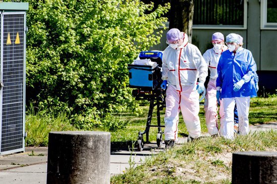 Zeci de muncitori români, confirmaţi cu coronavirus în Olanda. Toţi lucrau la o fabrică de procesare a cărnii
