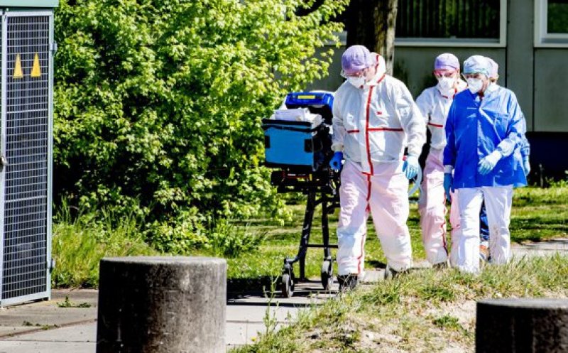 Zeci de muncitori români, confirmaţi cu coronavirus în Olanda. Toţi lucrau la o fabrică de procesare a cărnii
