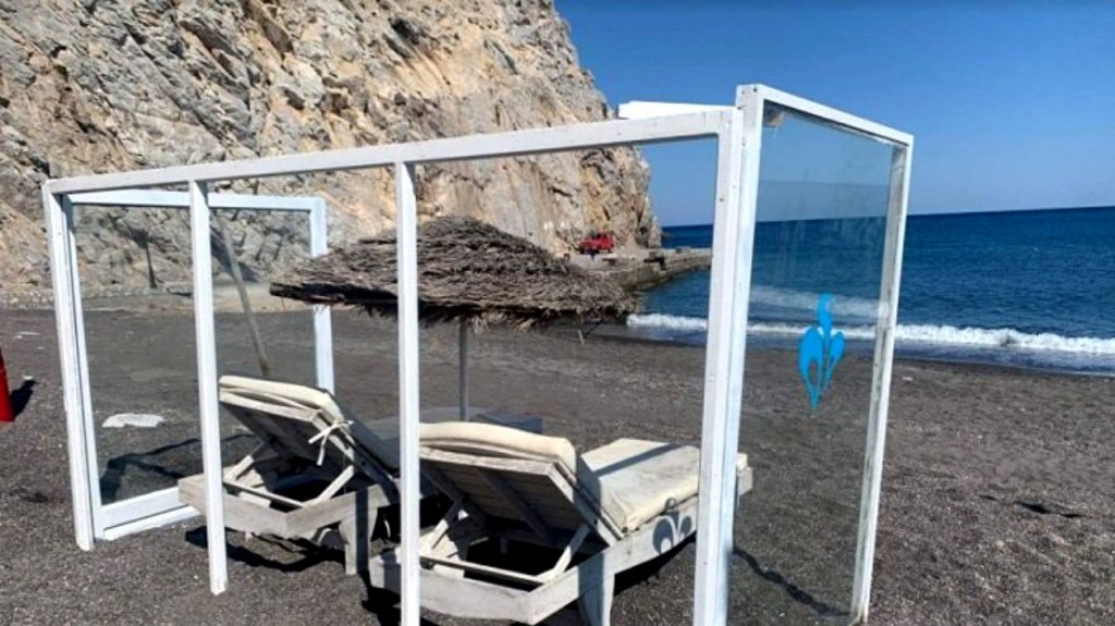 Se schimbă felul în care facem plajă. Primele cabine din plexiglas apar în Santorini