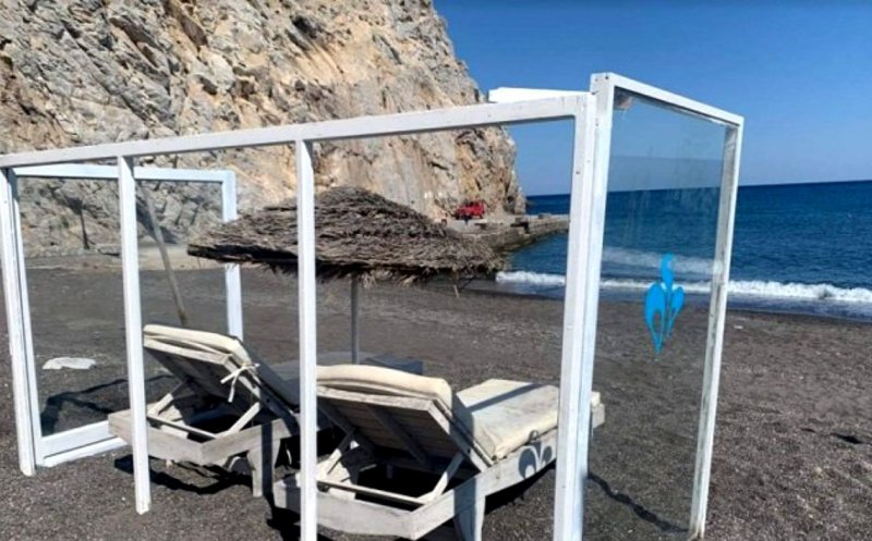 Se schimbă felul în care facem plajă. Primele cabine din plexiglas apar în Santorini