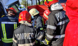 Accident cu răniți la Cluj. Impact între un microbuz cu persoane și un tractor