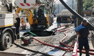 A cedat o conductă în Mihai Viteazul. Apa a ajuns și în parkingul Leul