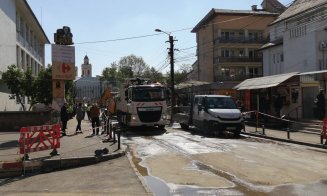 A cedat o conductă în Mihai Viteazul. Apa a ajuns și în parkingul Leul