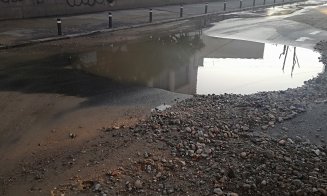 A cedat o conductă în Mihai Viteazul. Apa a ajuns și în parkingul Leul