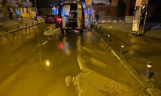 A cedat o conductă în Mihai Viteazul. Apa a ajuns și în parkingul Leul