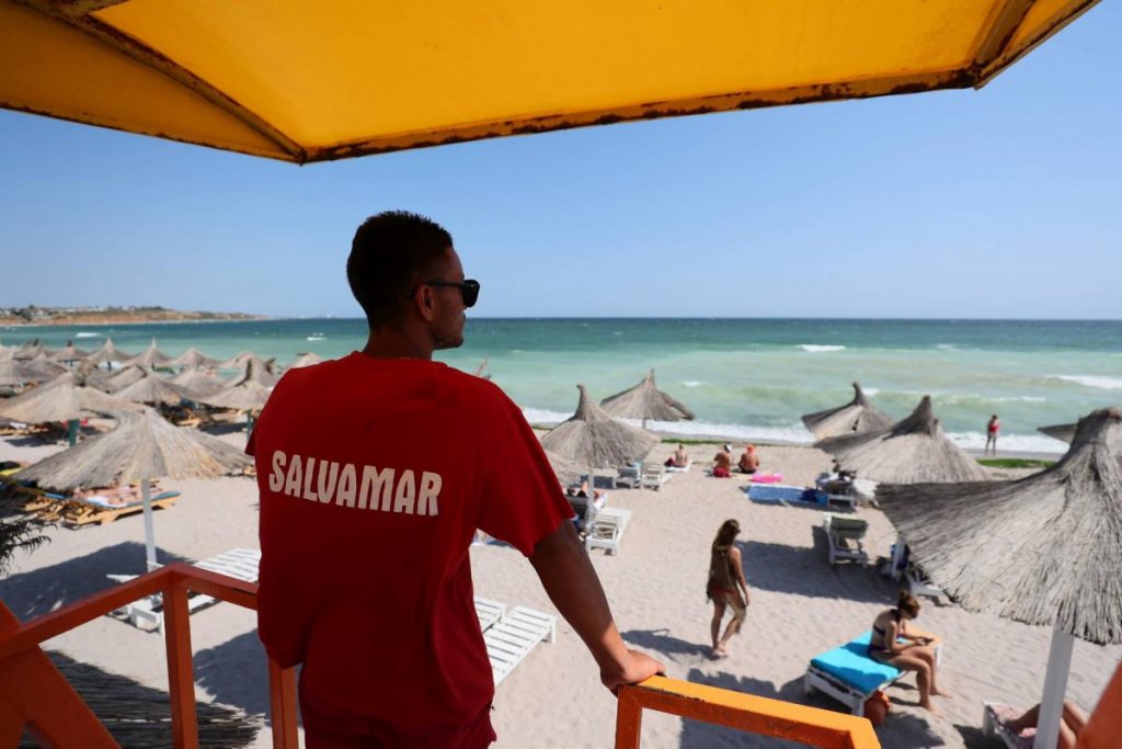 Reguli noi şi pentru salvamari din 15 mai, chiar dacă hotelurile de pe litoral se redeschid doar după 1 iunie