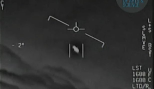 Înregistrări video care arată întâlnirile dintre avioane ale Marinei americane cu ceea ce par obiecte zburătoare neidentificate (OZN-uri).