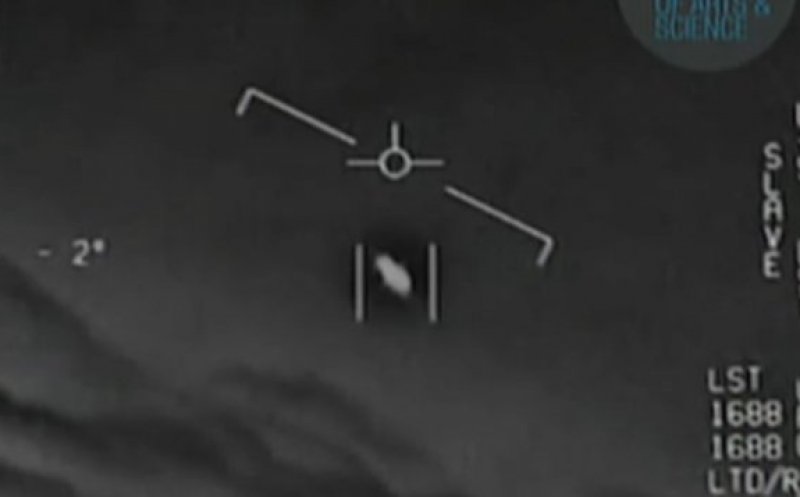 Înregistrări video care arată întâlnirile dintre avioane ale Marinei americane cu ceea ce par obiecte zburătoare neidentificate (OZN-uri).