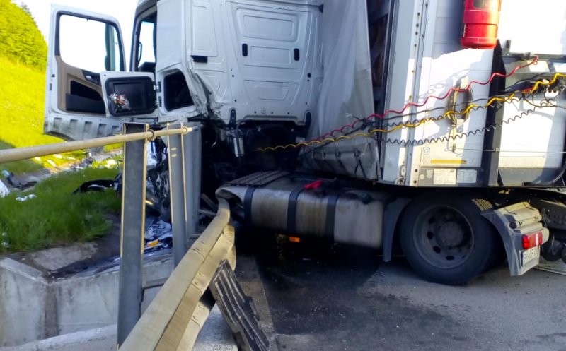 Accident pe Autostrada Transilvania. Un tir s-a înfipt în parapet