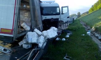 Accident pe Autostrada Transilvania. Un TIR s-a înfipt în parapet