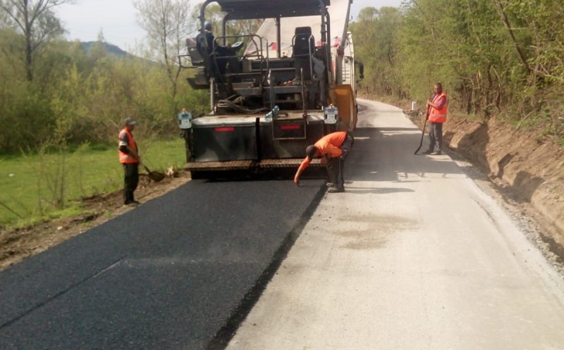 A fost finalizată asfaltarea pe un drum judeţean de la limita cu Sălajul