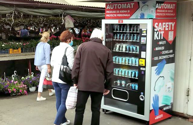 Automate cu măşti, mănuşi de protecţie şi geluri dezinfectante instalate în pieţe sau aeroporturi