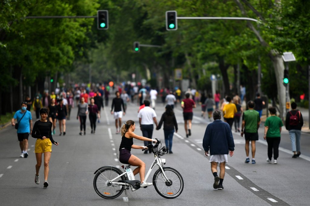 Fără distanţare socială ar fi de 35 de ori mai multe cazuri de Covid-19