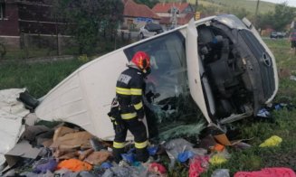 Un tren "săgeata albastră" a spulberat o autoutilitară la Bucea