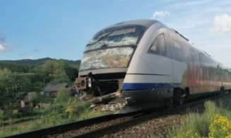 Un tren "săgeata albastră" a spulberat o autoutilitară la Bucea