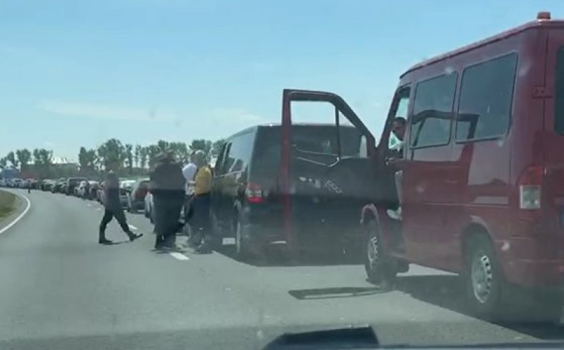 Revoltă la Vama Nădlac: Aproximativ 200 de oameni au protestat pentru că aşteaptă ore în şir să treacă graniţa