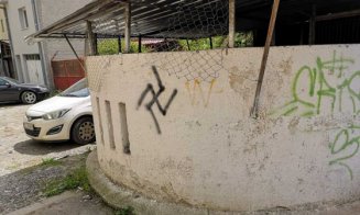 Zvastica şi mesaje de extremă dreapta desenate pe pereţii mai multor blocuri din Cluj. Poliţia a deschis dosar penal