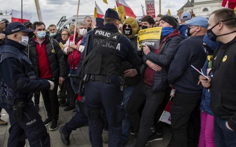 "Virusul protestelor" la adresa restricțiilor instituite de autorități pe timp de pandemie se răspândeşte rapid în Europa