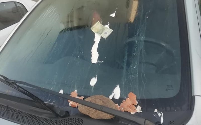 Mașină vandalizată în Florești. I-a „lipit” bani și ouă pe parbriz