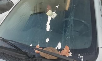 Mașină vandalizată în Florești. I-a „lipit” bani și ouă pe parbriz