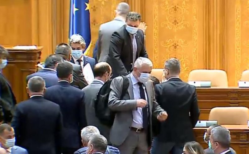Doar cetăţenii obişnuiţi trebuie să respecte legea? În plenul Parlamentului fără distanțare socială şi fără mască