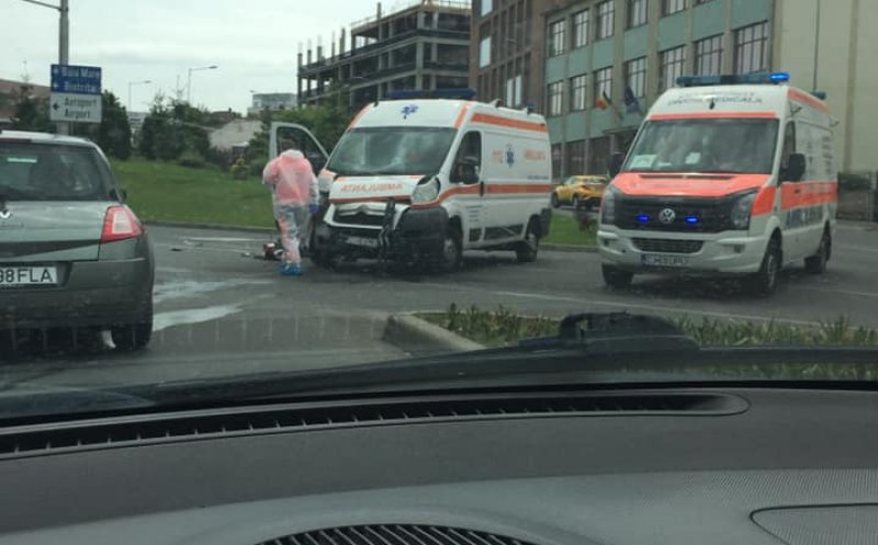Accident cu ambulanță în Cipariu. Asistenta, transportată la spital