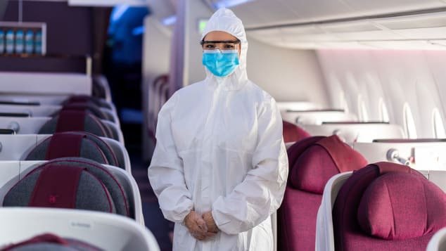 Prima linie aeriană care îmbracă echipajul în echipament de protecţie ca la spital