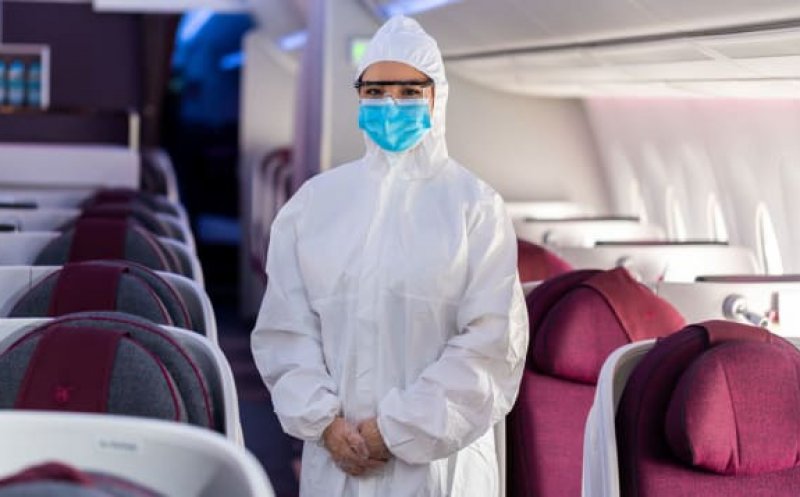 Prima linie aeriană care îmbracă echipajul în echipament de protecţie ca la spital
