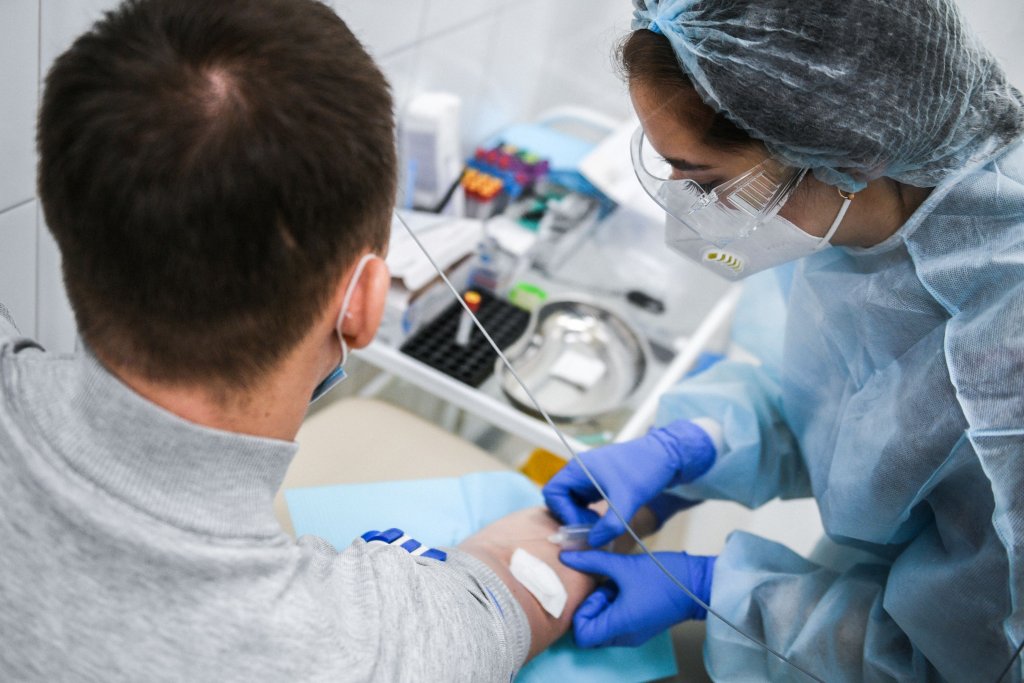 Miercuri s-a bătut recordul pe glob la infecţiile noi de COVID-19, într-o singură zi, de la începutul pandemiei