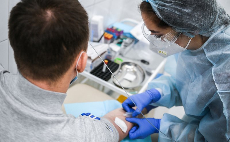Miercuri s-a bătut recordul pe glob la infecţiile noi de COVID-19, într-o singură zi, de la începutul pandemiei