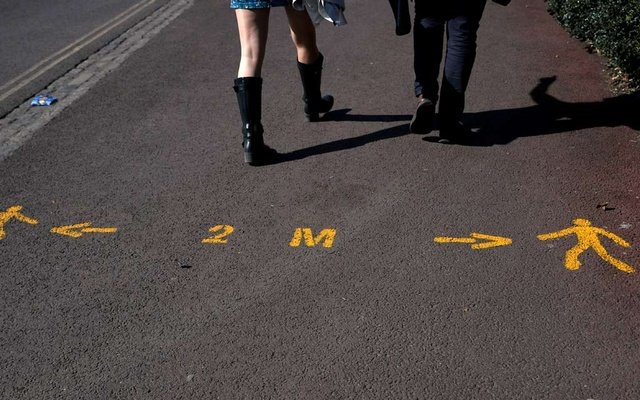 Experți: Distanţarea socială de 2 metri, insuficientă