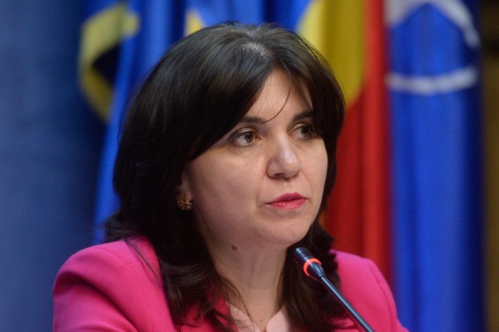 Asociaţiile de elevi vor demiterea Monicăi Anisie: "Învăţământul a fost în aer în lipsa unor măsuri concrete, pe toată perioada crizei"