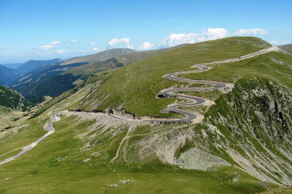 S-a redeschis circulația rutieră pe Transalpina. În ce interval este permis traficul și care sunt condițiile de acces