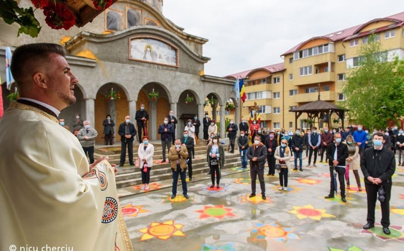 Ziua de Cluj | Cum a arătat slujba cu credincioşi la biserica din Floreşti  cu flori pictate în curte pentru distanţare socială