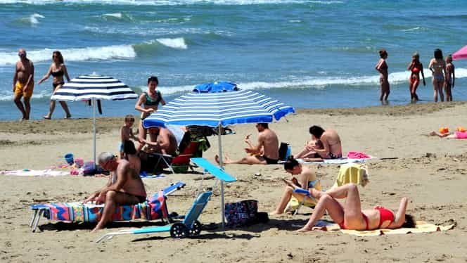 Plajele din Italia, înţesate duminică de oameni. Au furat startul înainte de a fi redeschise