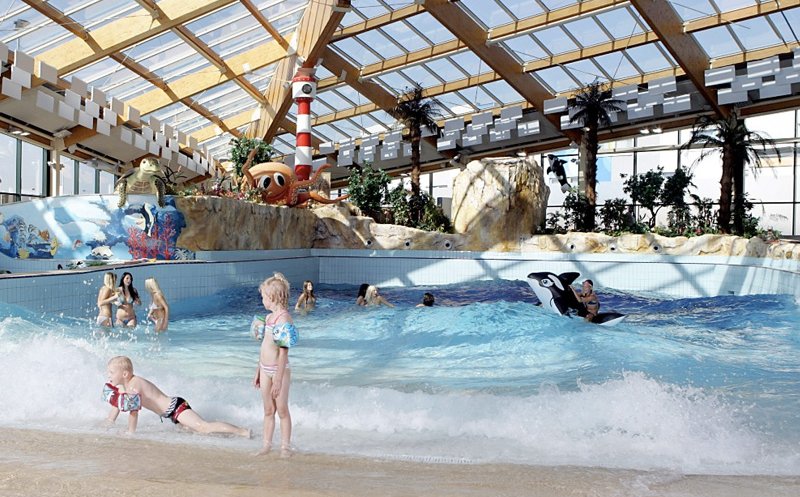 Cafenelele, barurile, restaurantele, hotelurile, pensiunile şi piscinele deschise de azi. Cine se bucură de aceste măsuri
