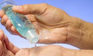 Sticluţele cu dezinfectant, bombe cu ceas. Ce se poate întâmpla dacă sunt lăsate în maşină când e cald
