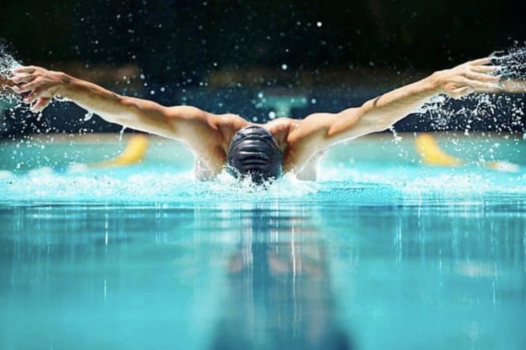 Liber la bazine acoperite sau în aer liber. Doar pentru sportivii profesionişti, după 1 iunie şi fără spectatori