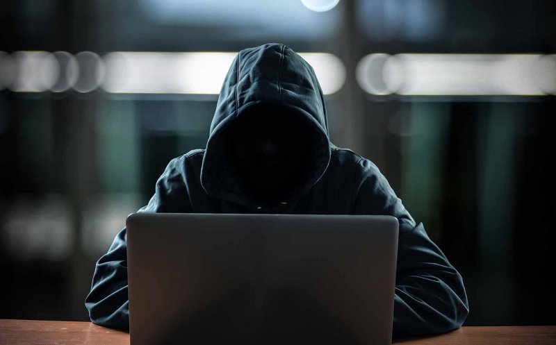 Lovitură online de 74.000 de euro, oprită la timp de polițiștii clujeni