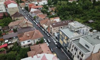 Clădire de birouri inserată între case pe Traian Moșoiu. Zona e în restructurare urbană