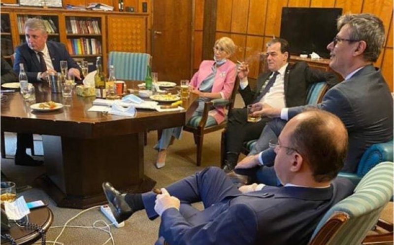 Explicaţiile premierului despre fotografia de la Guvern, devenită virală: "Era ziua mea. Mi-am servit colegii cu o gustare şi câte un pahar"