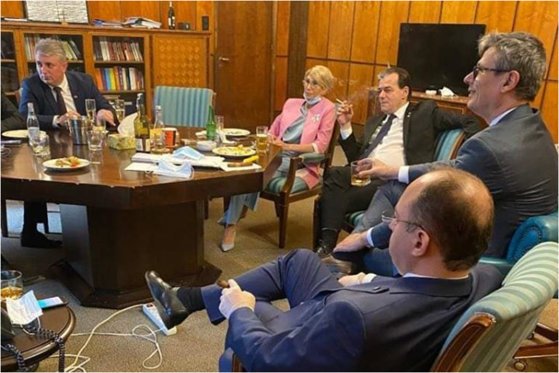 Cinci membri ai Executivului amendaţi cu 18.000 lei, pentru nepurtarea măştii şi fumat în spaţii închise