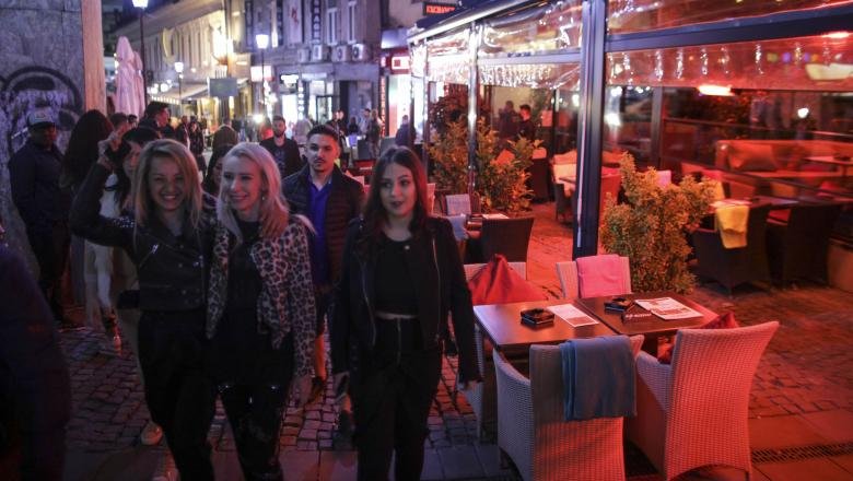 Primii clienţi la terasele din ţară au sosit la miezul nopţii