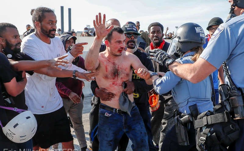 Un camion a forţat trecerea printre miile de manifestanţi din Minneapolis. Şoferul a fost arestat
