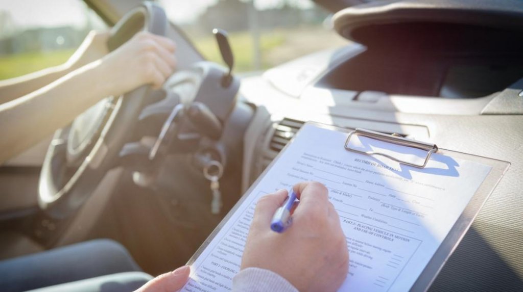 Se reiau probele practice pentru permisul auto. Măsurile care vor trebui respectate "cu strictețe"