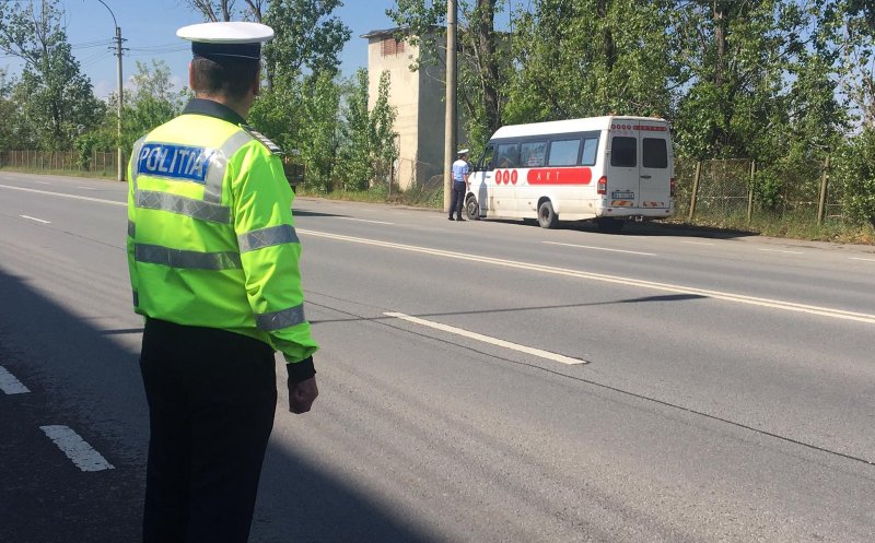 Graba la volan. Femeie transportată la spital, după coliziune