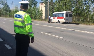 Graba la volan. Femeie transportată la spital, după coliziune
